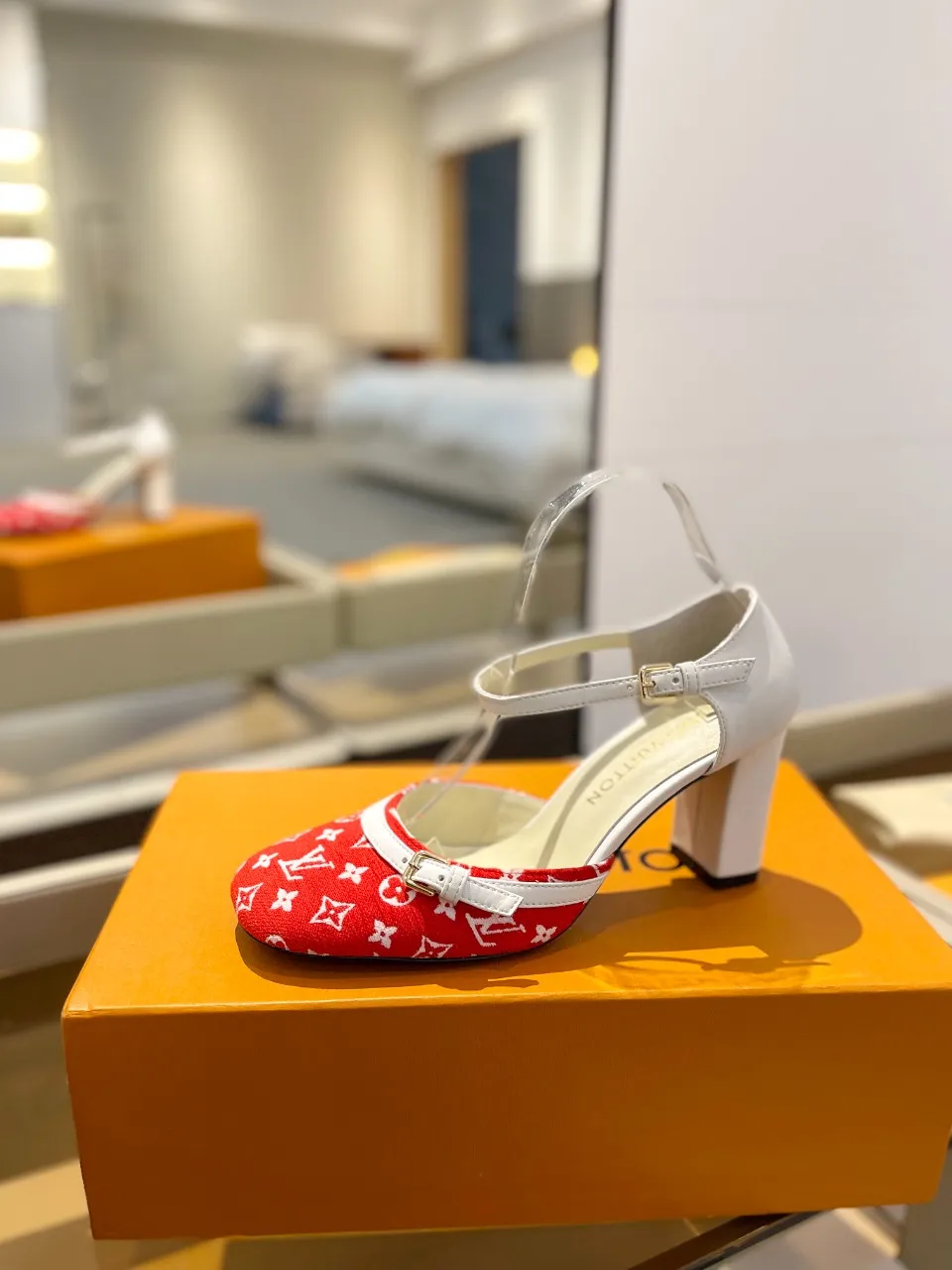 👟👟Ex-factory price 640👟👟 2024 latest L✔ The latest catwalk style slippers from L✔ Home counters, official website series updated simultaneously, perfect last + LV new element button design, full of femininity, noble temperament, original reverse mold last, ultimate 1:1 shape, high-end quality, imported high-end fabrics showing exquisite texture! Fabric: LV denim Lining: high-quality soft sheepskin lining Feet: imported goatskin Customized A-grade high-density private mold outsole, luxurious packaging! 8 cm thick heel Size: 34-42, (34, 40, 41, 42 customizations are non-refundable)